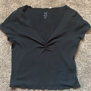 Black cropped V-neck. Pacsun, M